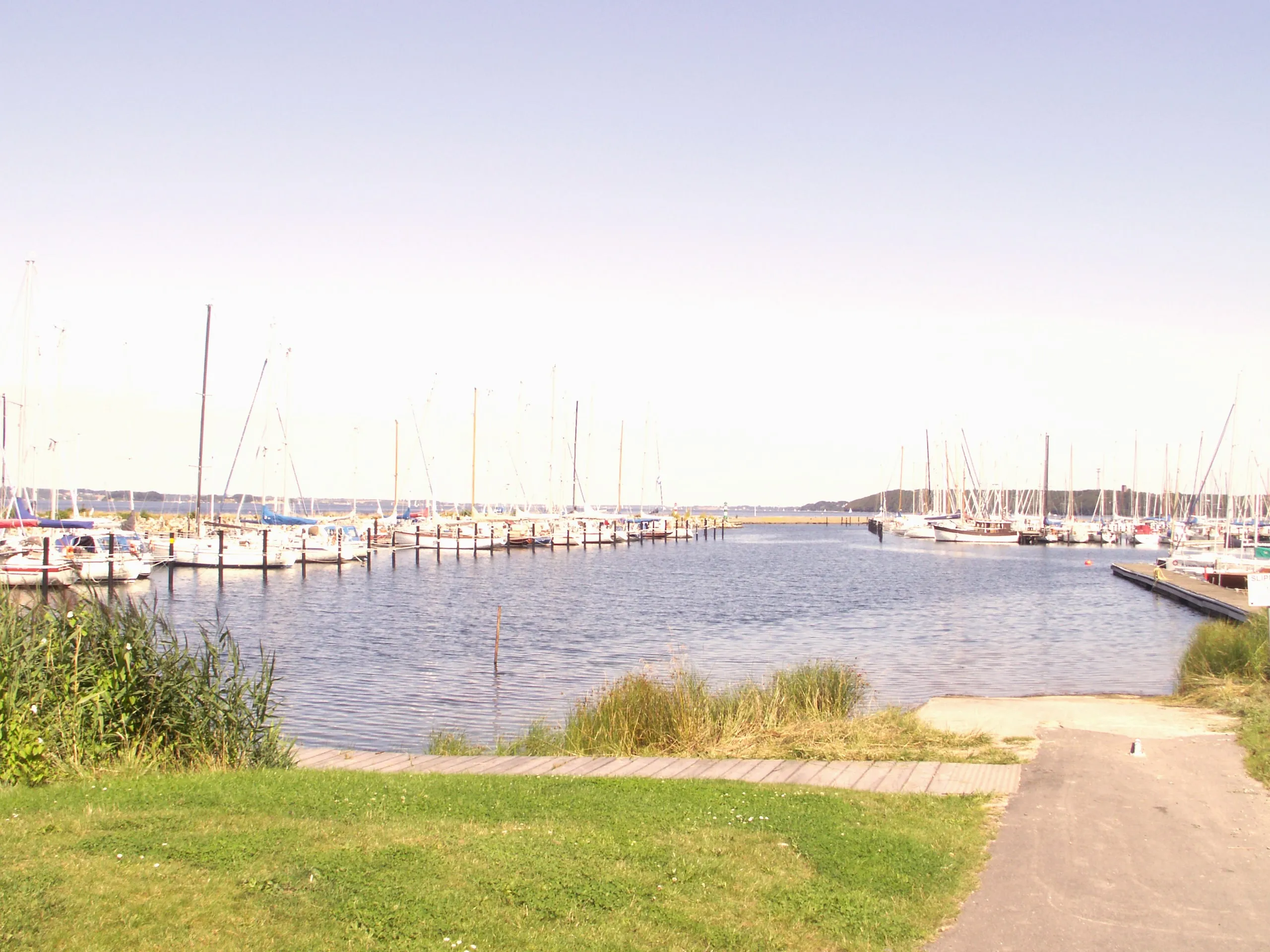 Rasenfläche und Slipanlage am Yachthafen mit Blick über die Förde