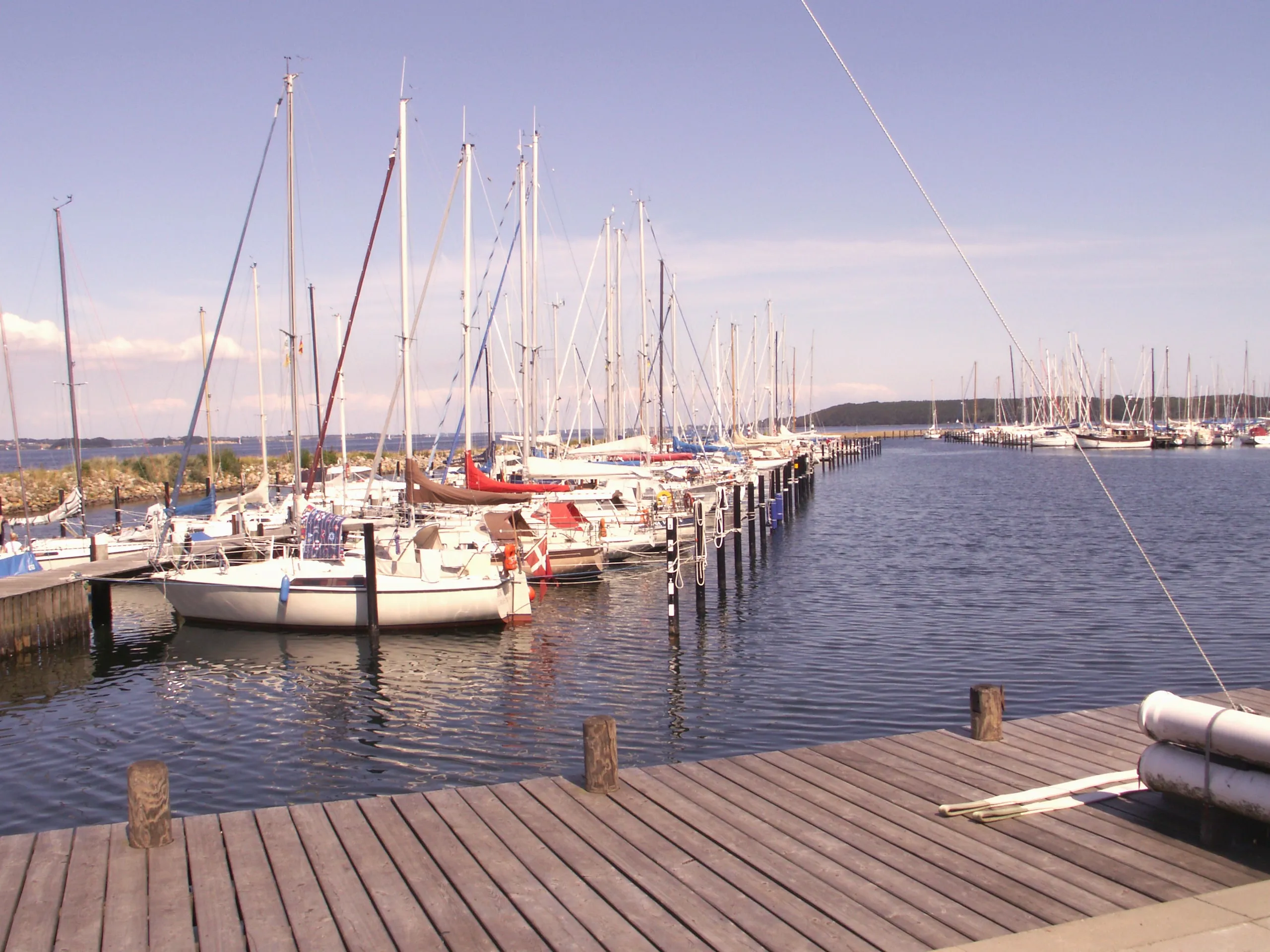 Holzsteg im Yachthafen Fahrensodde mit vielen Segelyachten