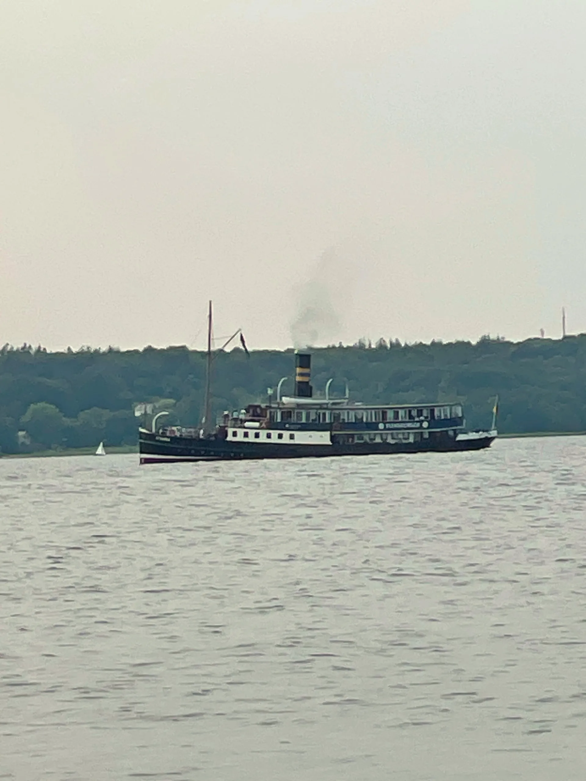 Historischer Dampfer mit Rauchfahne auf der Förde