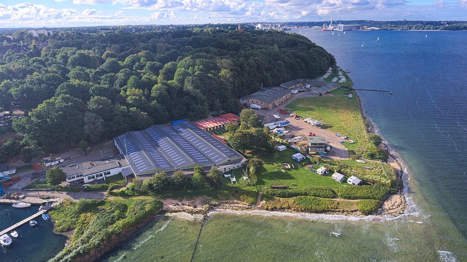 Luftbild der Landzunge Fahrensodde mit Hallen, Vereinsgelände und Strand, 2016
