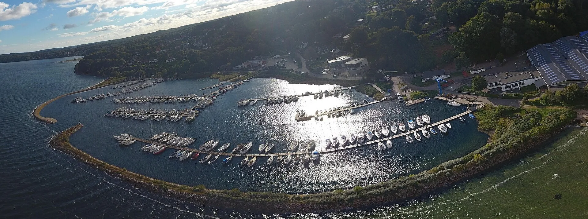Luftbild des Yachthafens Fahrensodde mit Molen und Liegeplätzen, 2016