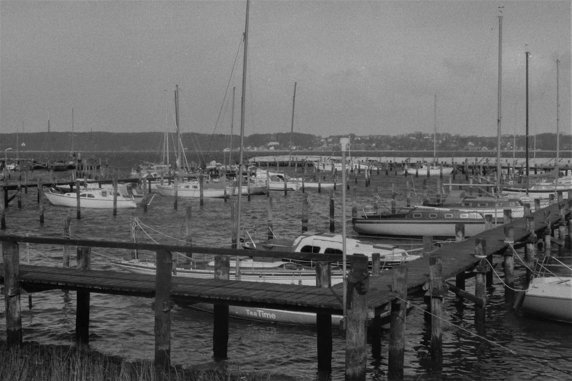 Schwarz-Weiß-Foto: Segelboote an den Holzstegen des Yachthafens Fahrensodde, 1980