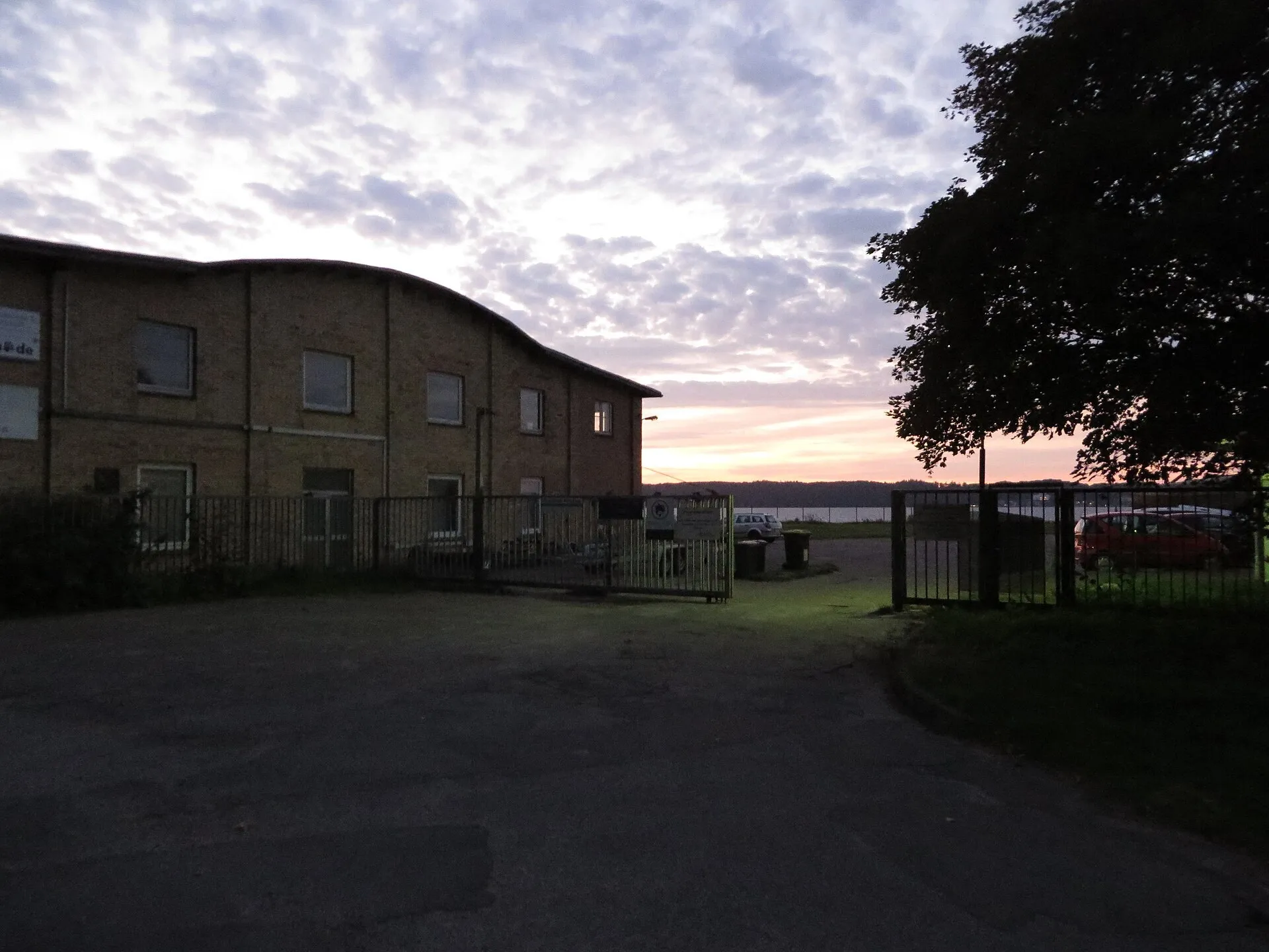 Die alte Flugzeughalle der Seeflugstation in der Abenddämmerung, September 2014